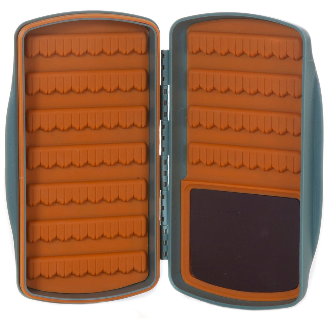 Fishpond Tacky Pescador Fly Box MagPad Smoke Grey Image 02